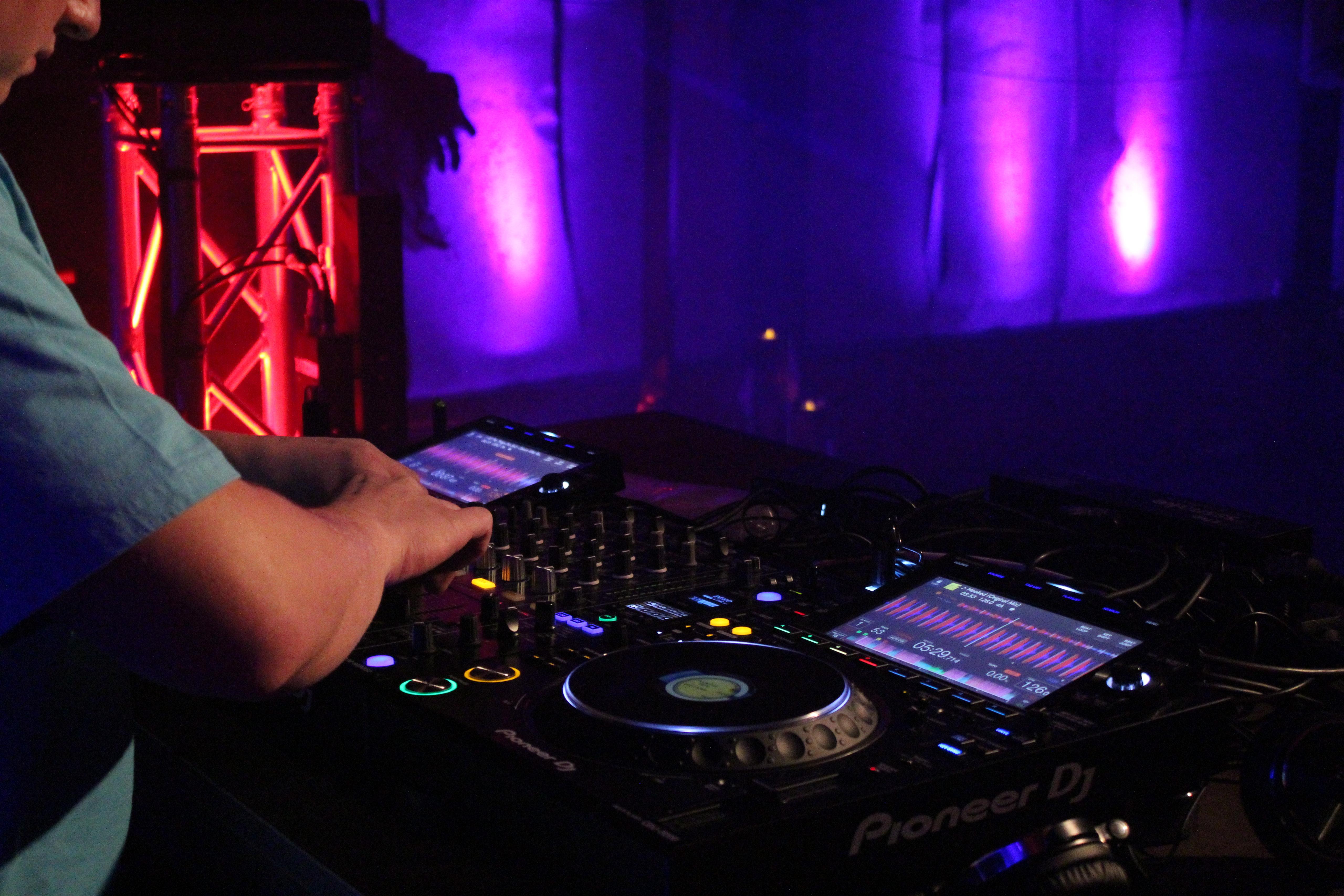 DJ am Pioneer-Pult mit Lasershow